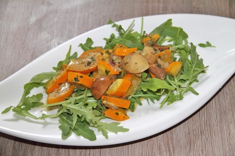 Rucola-Salat mit gerösteten Zucchini und Steinpilzen