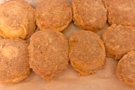 Zwiebelringe gefüllt mit Faschiertem und Käse