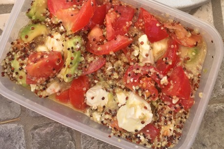 Sommersalat mit Quinoa, Feta und Avocado