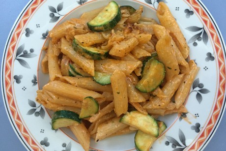 Nudelsalat mit Zucchini und rotem Pesto