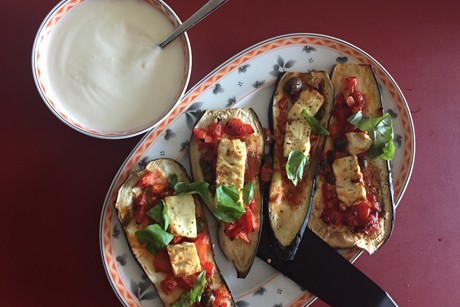 Auberginen mit Tomatensalsa und Feta überbacken