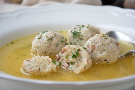 Schinkenknöderlsuppe