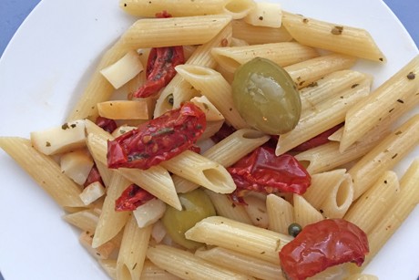 Nudelsalat mit getrockneten Tomaten, Käse, Oliven und Kapern