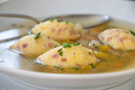Polenta-Nockerln als Suppeneinlage