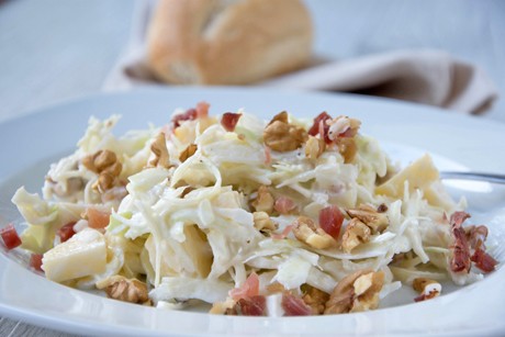 Krautsalat mit Nüssen und Speck