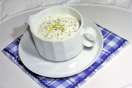 Joghurtdressing mit Olivenkraut und Knoblauch