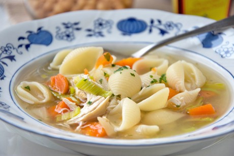 Hühnersuppe mit Muschelnudeln