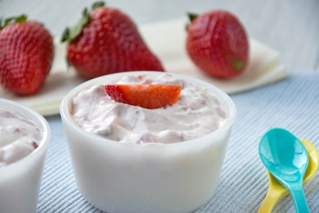 Topfencreme mit Erdbeeren