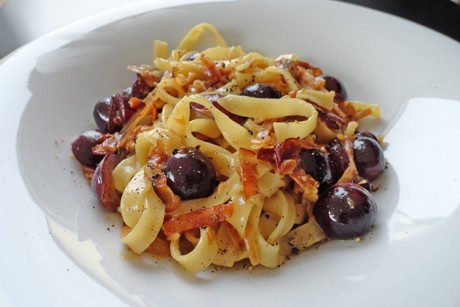 Bandnudeln in Speck - Trauben - Sauce
