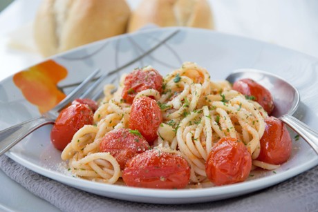 Spaghetti mit geschmolzenen Ofen-Tomaten