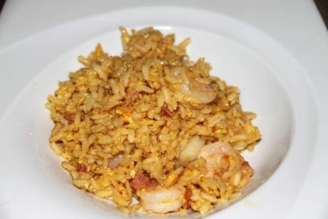 Gebratener Reis mit Garnelen und Speck