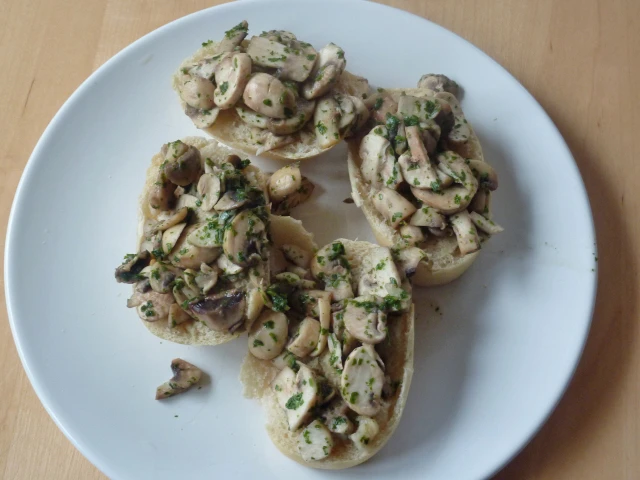 Knoblauchpilze auf Toast