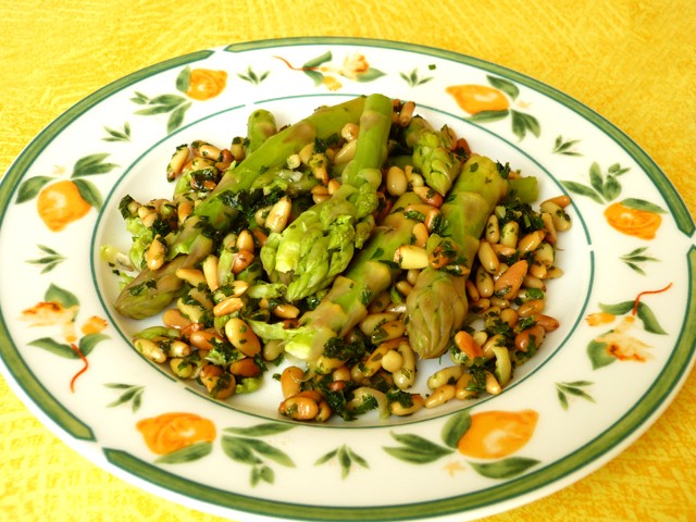 Grüner Spargel mit Pinienkernen
