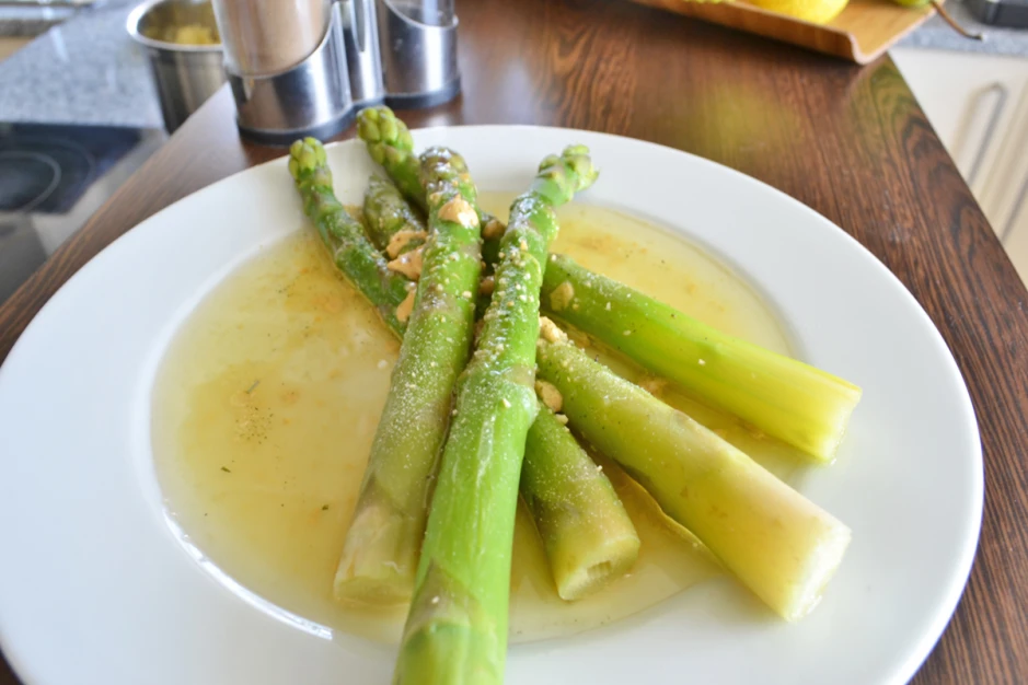 Gr&uuml;ner Spargel mit Vinaigrette