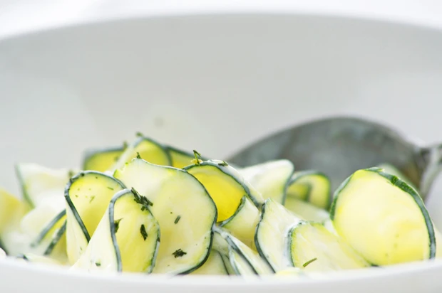 Zucchini-/Gurkensalat mit Joghurtdressing