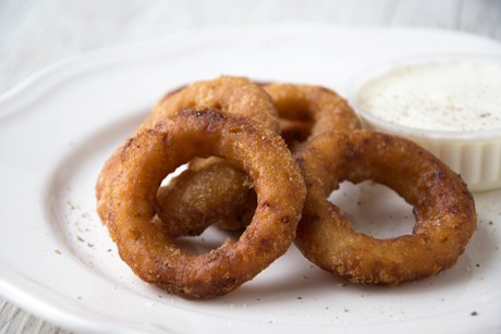 Zwiebelringe im Backteig