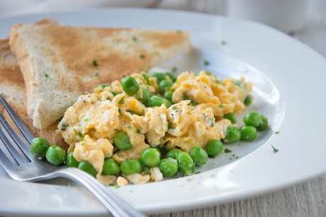 Eierspeise mit Erbsen und Zwiebeln