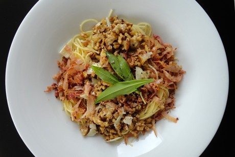 Pasta mit Birnen, Speck und Walnüssen