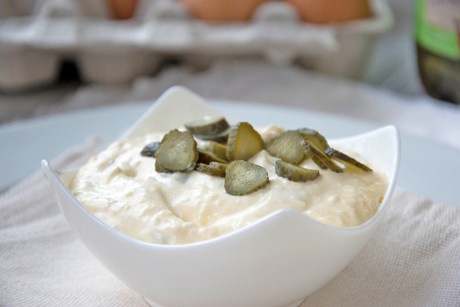 Rahmsauce mit Ei und Cornichons