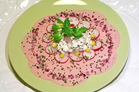 Extrawurst mit Radieschen und Maissalat