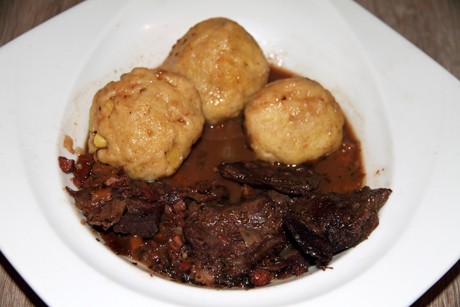 Geschmorter Rehschlögel  in Eierschwammerl - Schoko - Sauce
