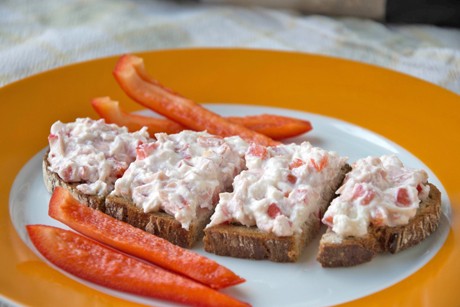 Schinkenaufstrich mit rotem Paprika