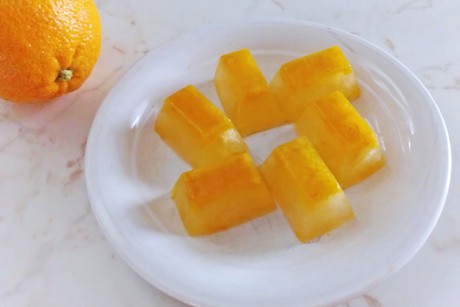 Orangeneiswürfel
