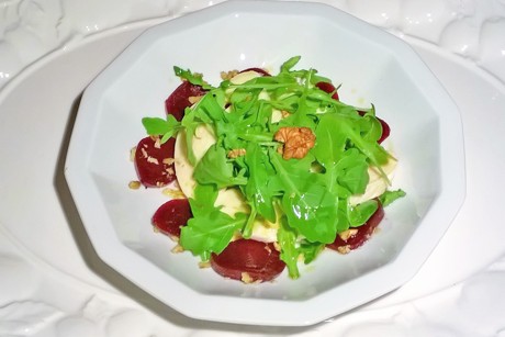 Rote Rüben mit Rucola, Walnüssen und Mozzarella