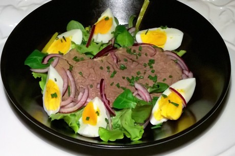 Rindfleisch-Eisalat mit rotem Zwiebel