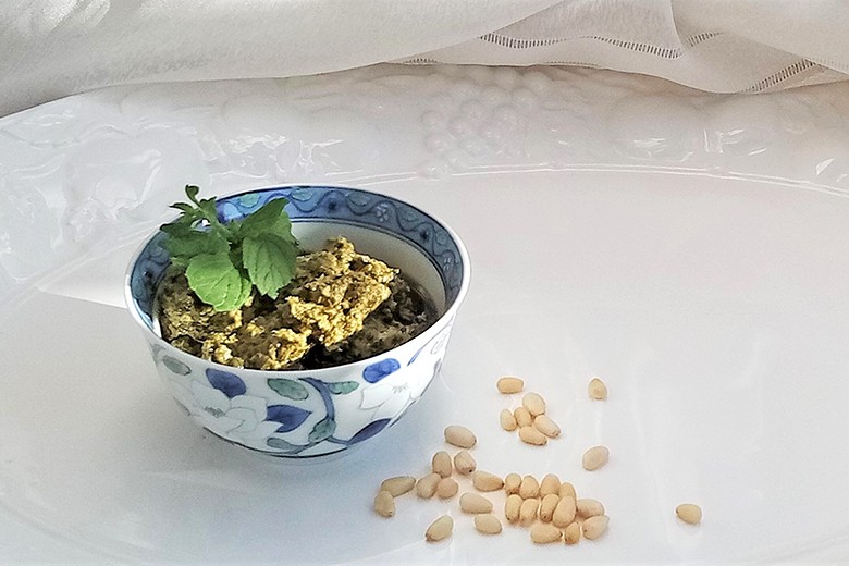 Zitronenmelissen-Pesto mit Stangenpfeffer