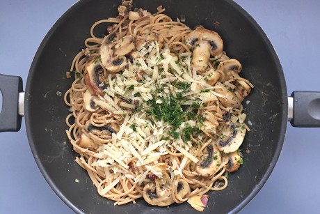 Vollkornspaghetti mit Champignon-Rahmsauce