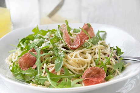 Spaghetti - Salat mit Salami und Rucola