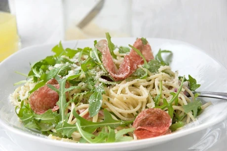 Spaghetti - Salat mit Salami und Rucola