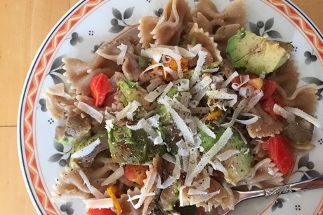 Vollkorn-Farfalle mit Avocado, Kirschtomaten, Kapern und Chili