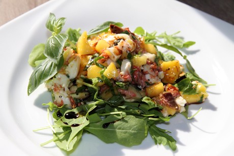 Fruchtiger Mozzarella - Salat auf Rucola
