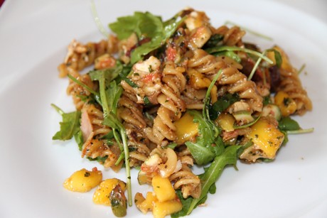 Mediterraner fruchtiger Nudelsalat