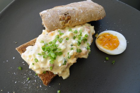 Eiersalat auf Vollkornbaguette