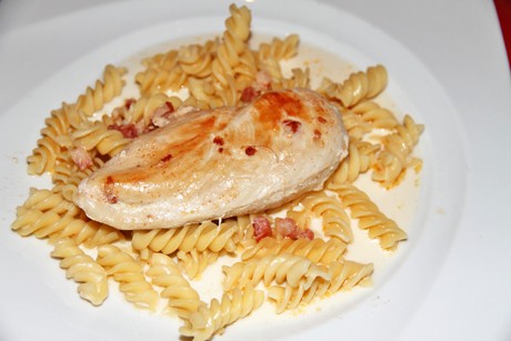 Hühnerfilet in Speck-Sauce