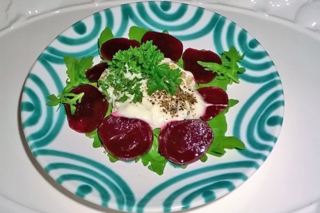 Rote Rüben mit Schafjoghurt und Sesam