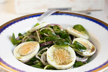 Vogerlsalat mit Ei und Kernöl-Obers-Dressing