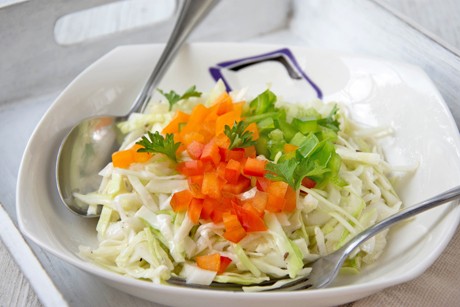 Krautsalat mit bunten Paprikawürfeln