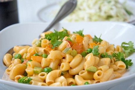 Nudeln in Paprika - Erbsen - Sauce