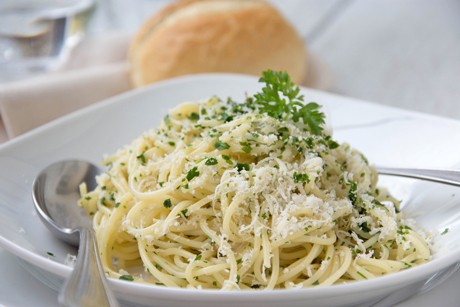 Spaghetti mit Petersilie und Parmesan