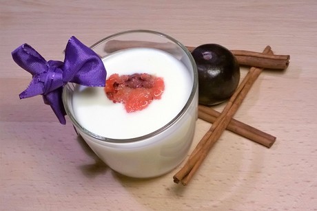 Ayran mit Pflaumen und Zimt