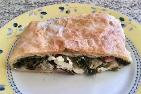 Spinatstrudel mit Feta und Speck