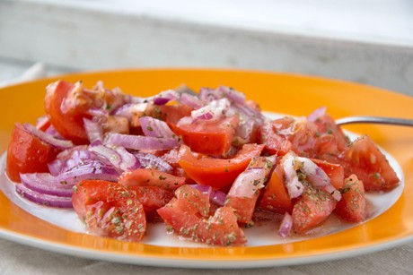 Tomatensalat mit Olivenkraut