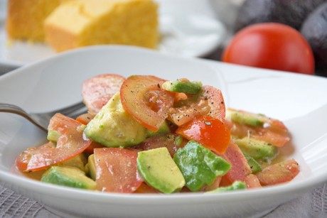 Tomaten-Salat mit Avocado