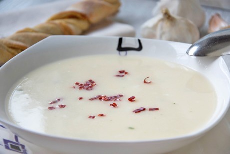 Knoblauchsuppe mit Chili