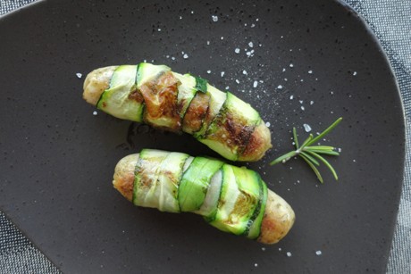Rostbratwürstchen im Zucchinimantel