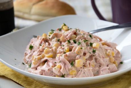 Mais-Schinken-Salat mit Sauerrahmdressing